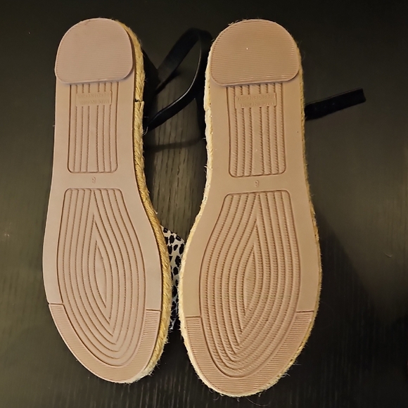 Old Navy Black and White Sandals with Animal Print - Picture 4 of 4